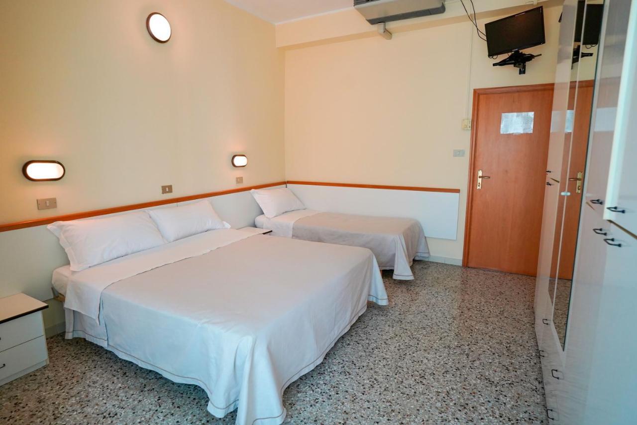 Hotel Mondial Rimini Exterior foto